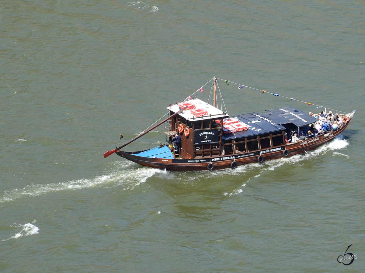 Das Ausflugsboot  Rabelo do Douro  (Porto, Mai 2013)