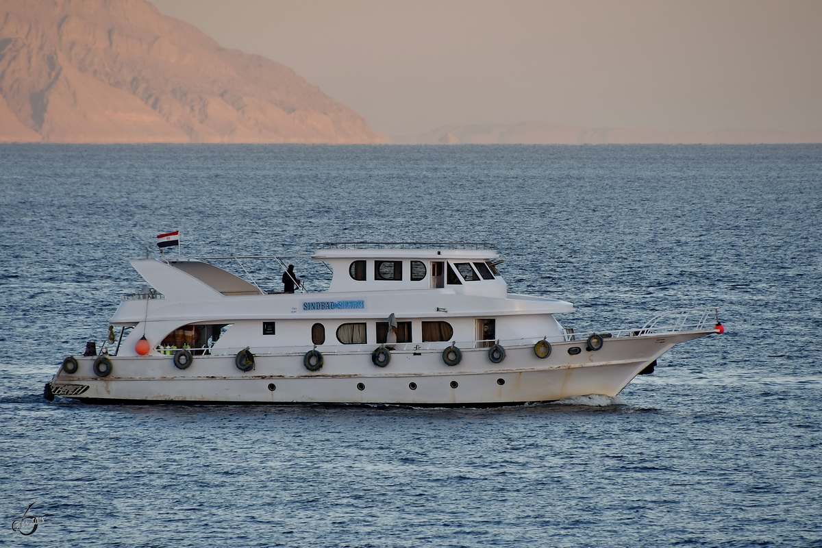 Das Ausflugsboot  Sindbad Sharm  auf dem Roten Meet. (Scharm El-Scheich, Dezember 2018)