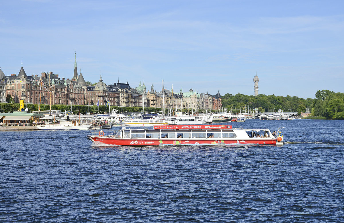 Das Ausflugschiff »Foules Vous« der Firma Radsightseeing im Stockholmer Hafen. Im Hintergrund sind die Gründerzeit-Häuser am Strandwegen zu sehen. Aufnahme: 27. Juli 2017.