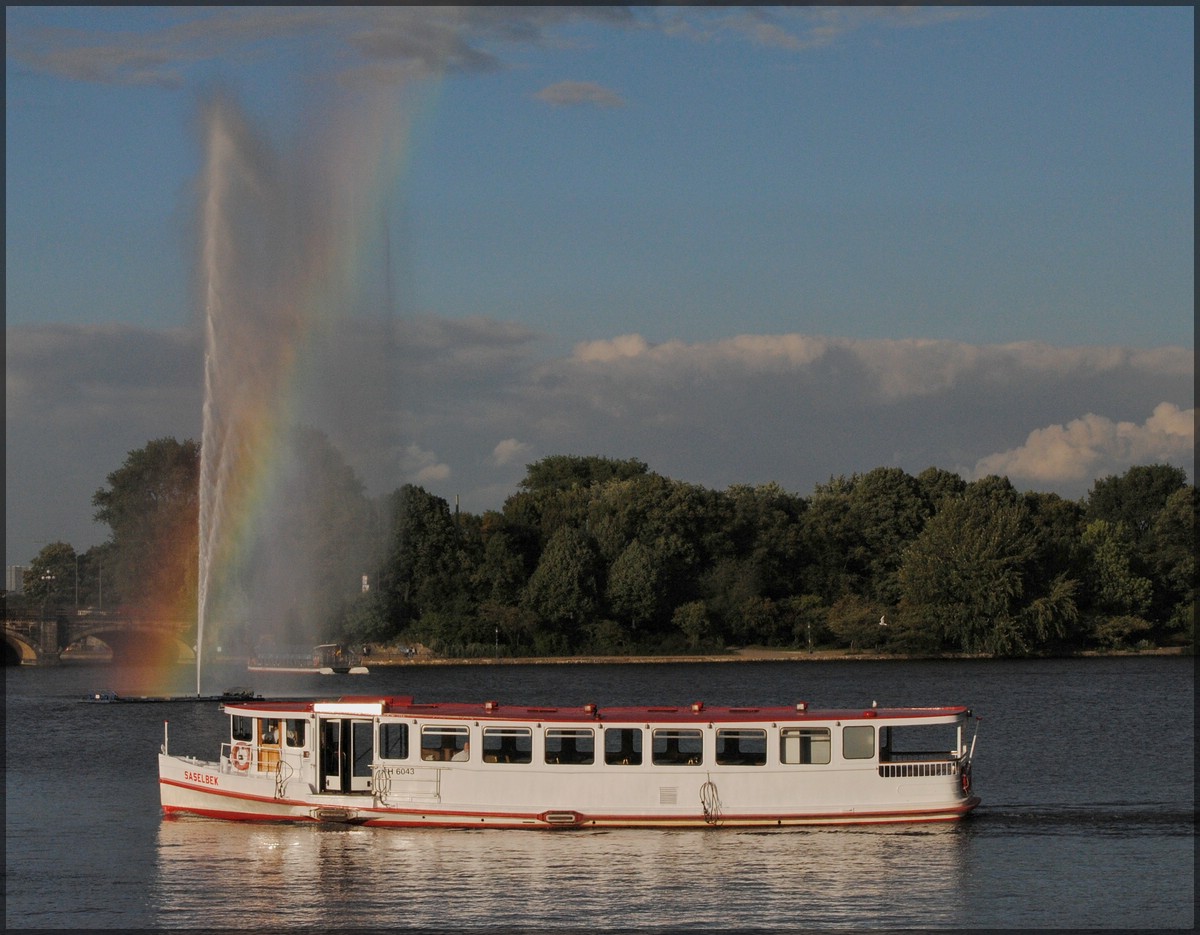 Das Ausflugschiff  Saselbek  unterwegs nahe der Alsterfontne auf der Innenalster in Hamburg.  17.09.2013