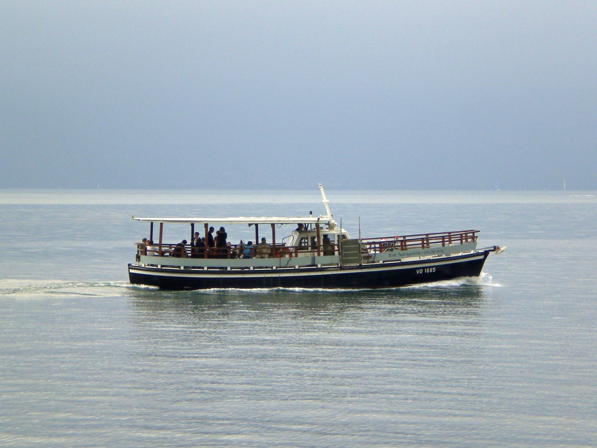 Das Ausflugsschiff “Les Aresquiers” bei Montreux am Genfersee (Lac