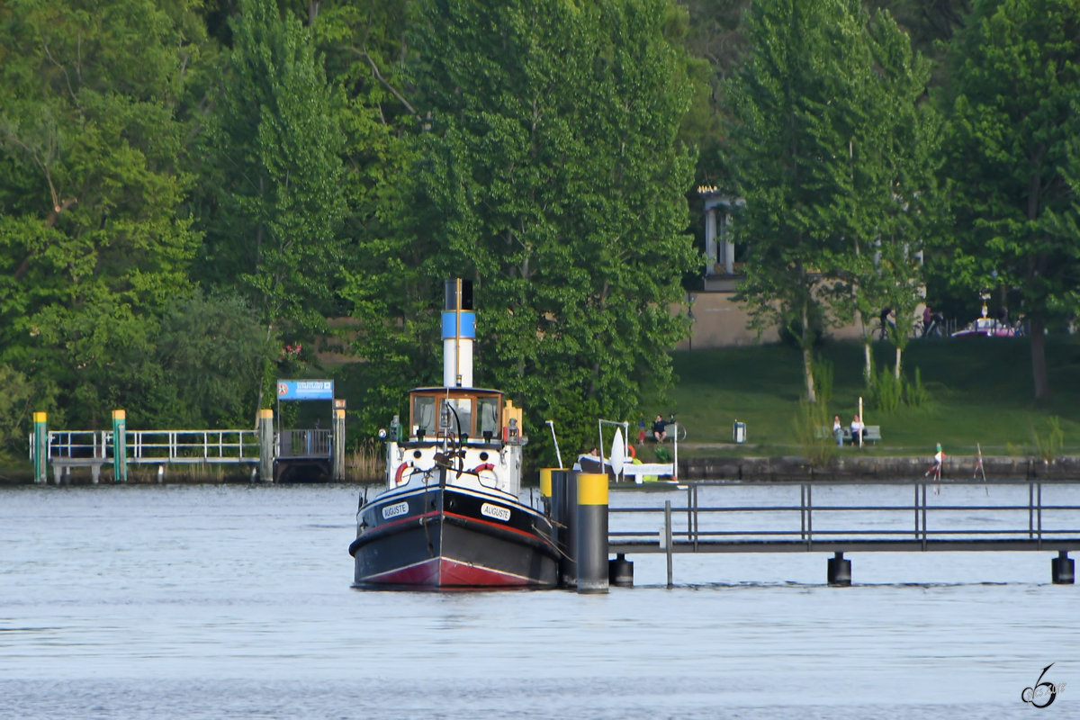 Das Ausflugsschiff Auguste auf der Havel. (Potsdam, April 2018)