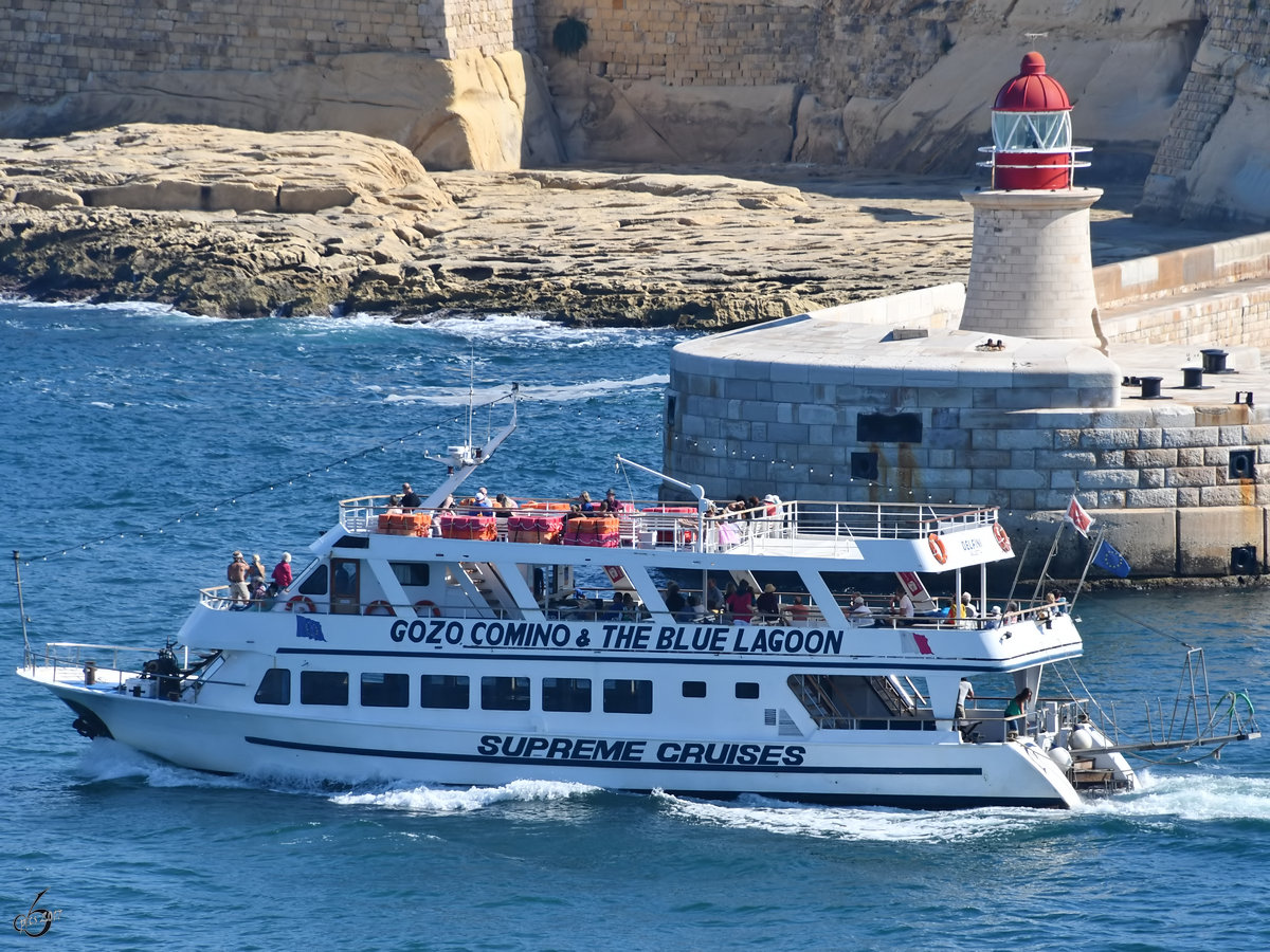 Das Ausflugsschiff  Delfini  im Oktober 2017 bei der Ausfahrt aus dem Hafenbereich von Valletta.