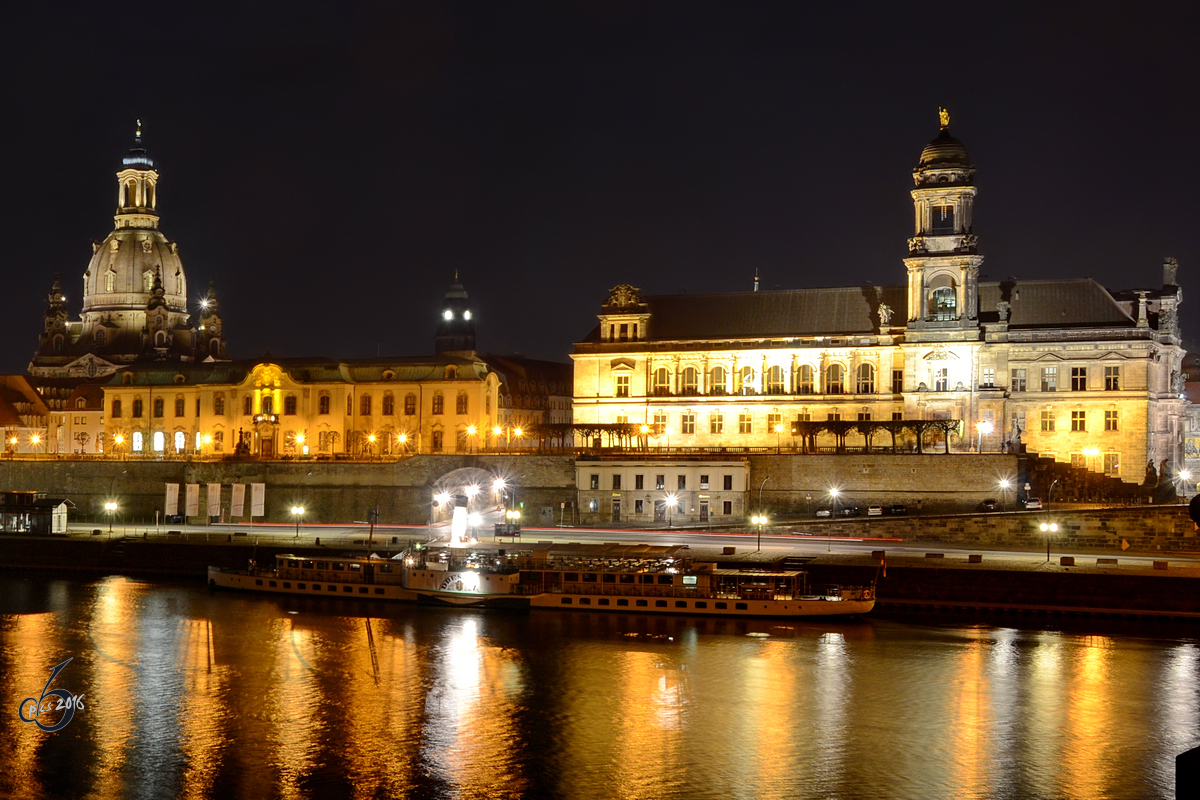 Das Ausflugsschiff  Dresden  bei Nacht auf der Elbe (April 2014)