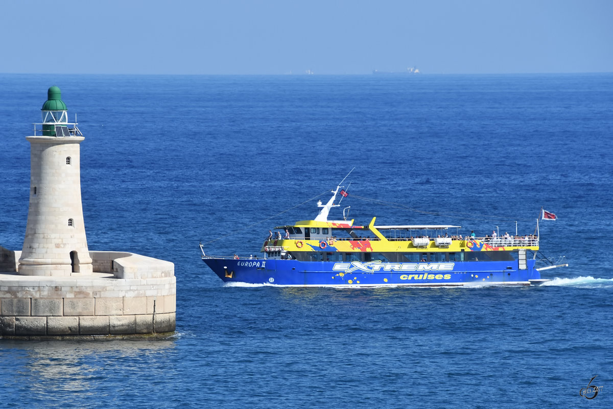 Das Ausflugsschiff  Europa II  verlässt den Hafen von Valletta. (Oktober 2017)