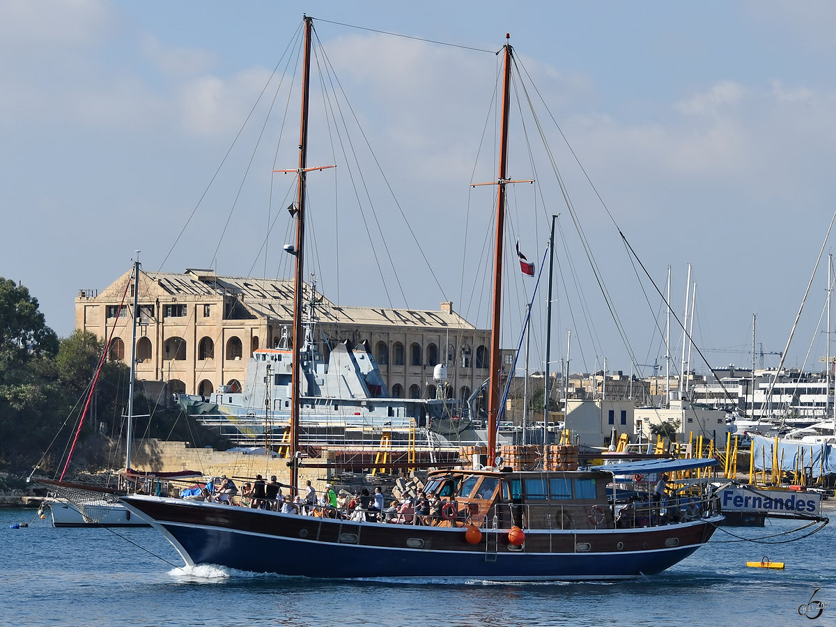 Das Ausflugsschiff  Fernandes  im Marsamxett Hafen. (Sliema, Oktober 2017)