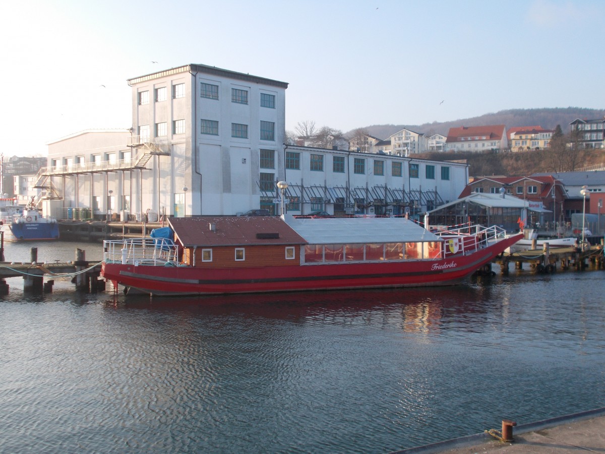 Das Ausflugsschiff  Friederike ,am 14.Februar 2015,im Sassnitzer Hafen.