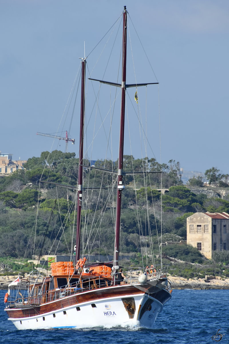 Das Ausflugsschiff  Hera  verlässt den Marsamxett Hafen. (Sliema, Oktober 2017)