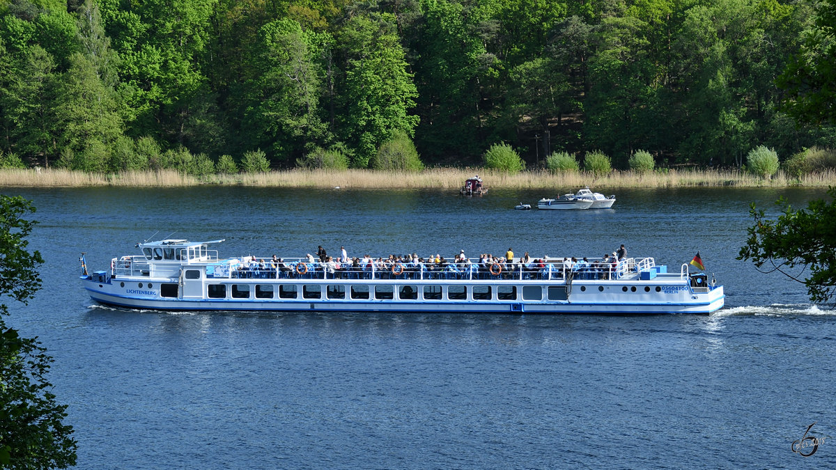 Das Ausflugsschiff Lichtenberg (05604100) on Tour auf der Havel. (Berlin, April 2018)