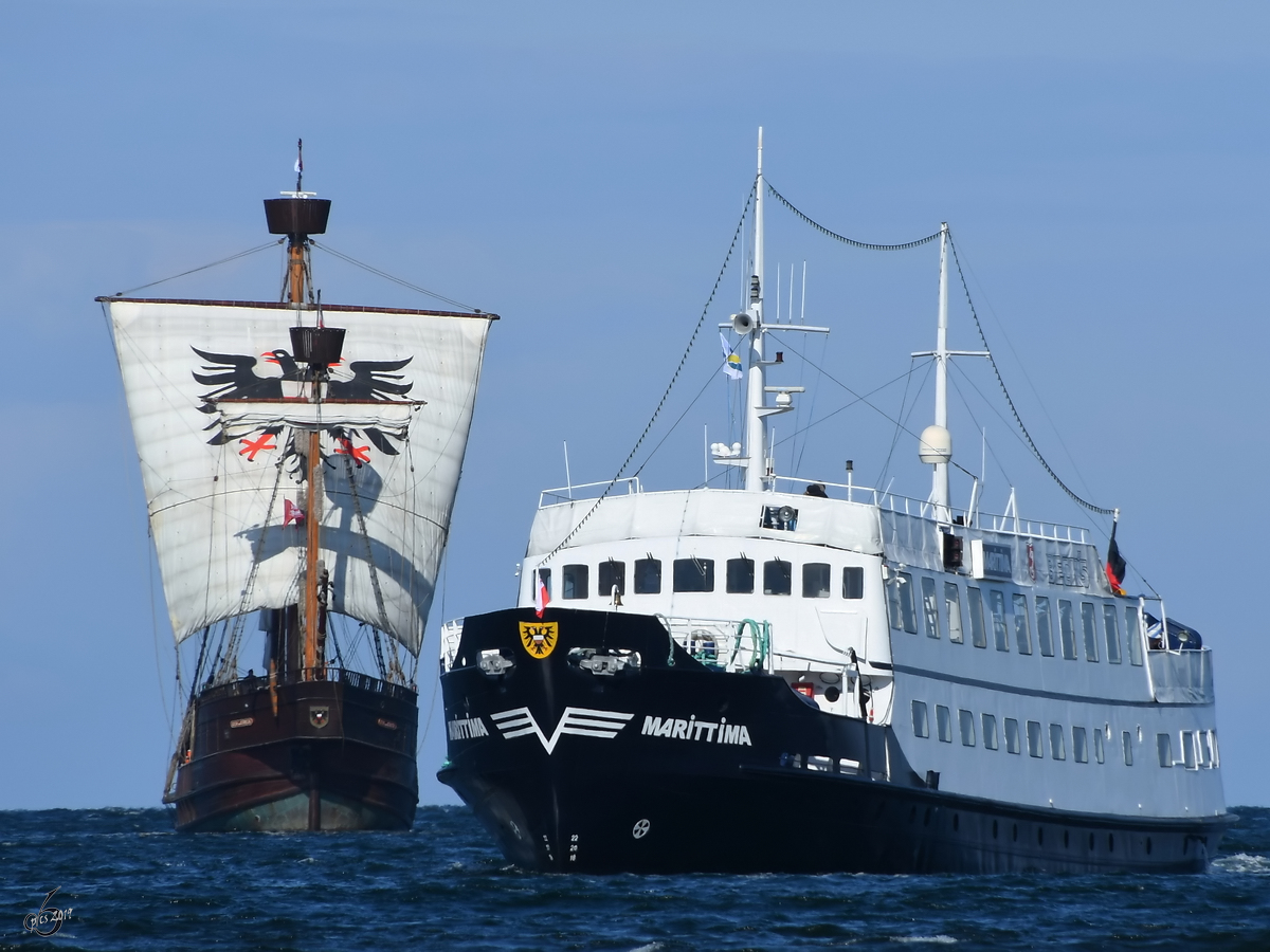 Das Ausflugsschiff Marittima (IMO: 5315412) und der Kraweel-Nachbau Lisa von Lübeck (IMO 2684682) waren Anfang April 2019 in Travemünde zu sehen.