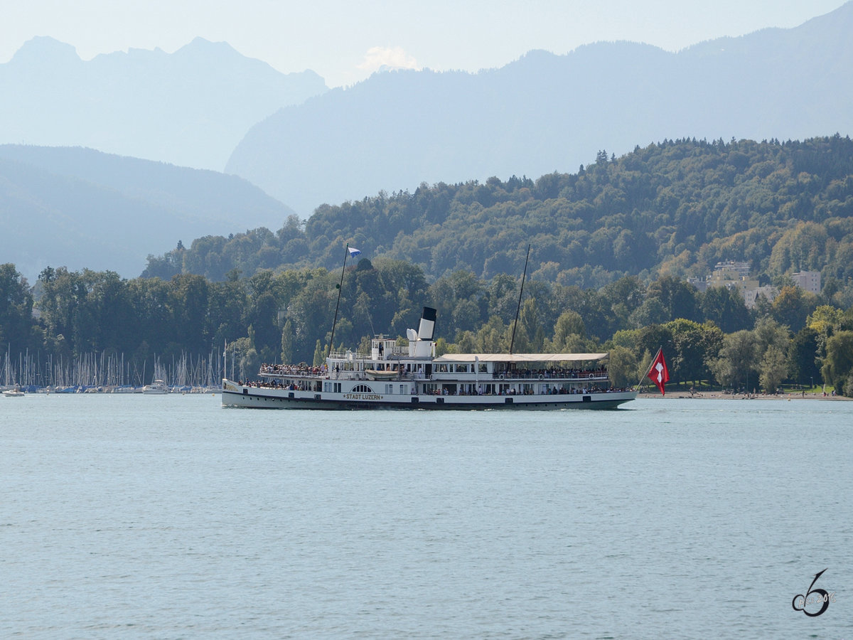 Das Ausflugsschiff  Stadt Luzern  auf den Vierwaldstättersee in Luzern (September 2011)