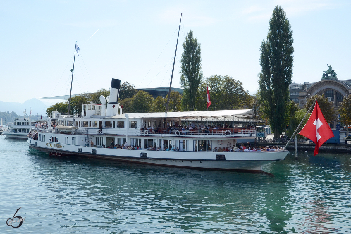 Das Ausflugsschiff  Stadt Luzern  vor dem Bahnhof von Luzern (September 2011)