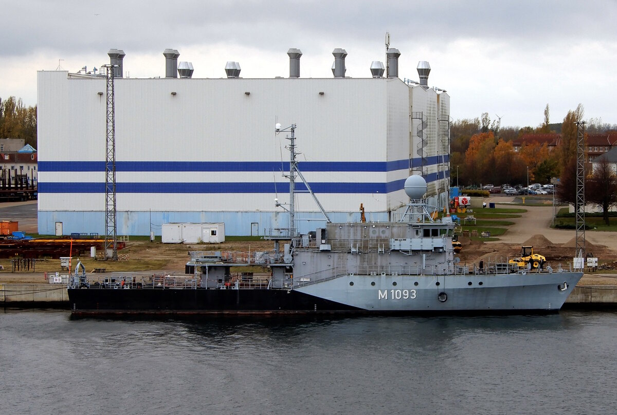 Das ausgemusterte Minensuchboot M1093 Auerbach/Oberpfalz am 08.11.23 in Rostock vor der Marinewerft.	