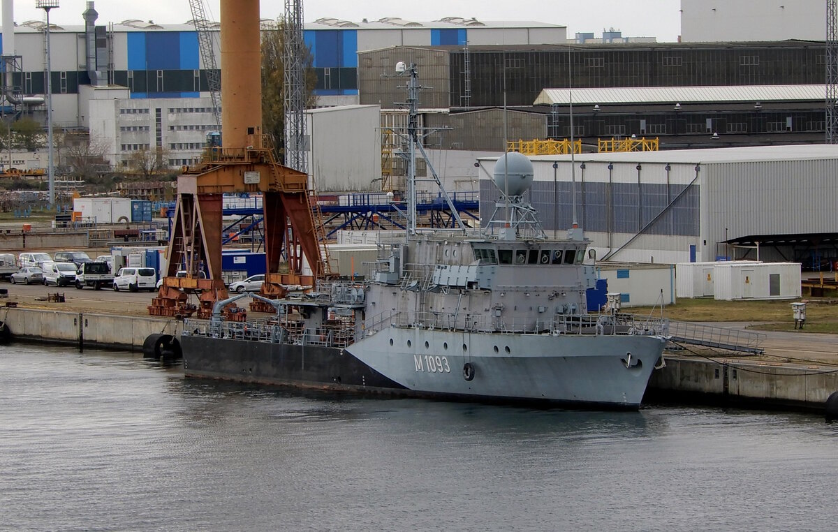 Das ausgemusterte Minensuchboot M1093 Auerbach/Oberpfalz am 08.11.23 in Rostock vor der Marinewerft.