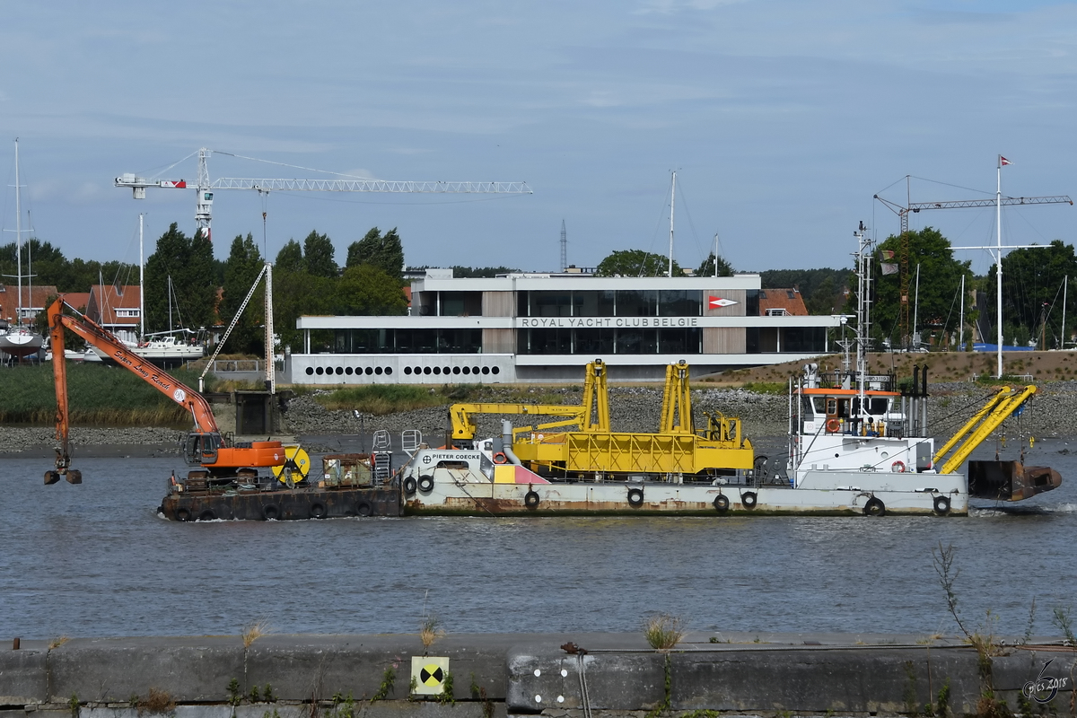 Das Bagger-/Umweltkontrollschiff  Pieter Coecke  (IMO: 9031193) schiebt einen Ponton mit Bagger vor sich her. (Antwerpen, Juli 2018)