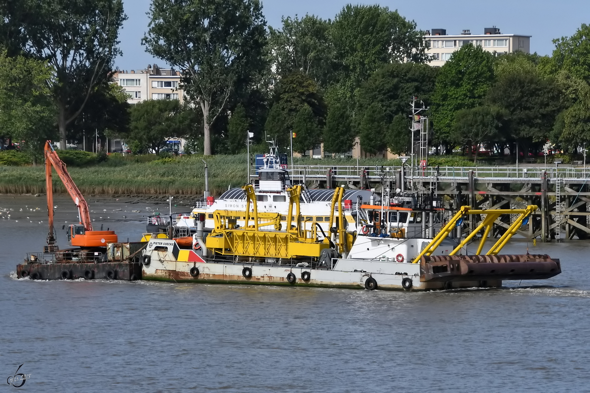 Das Bagger-/Umweltkontrollschiff  Pieter Coecke  (IMO: 9031193) schiebt einen Ponton mit Bagger vor sich her. (Antwerpen, Juli 2018)