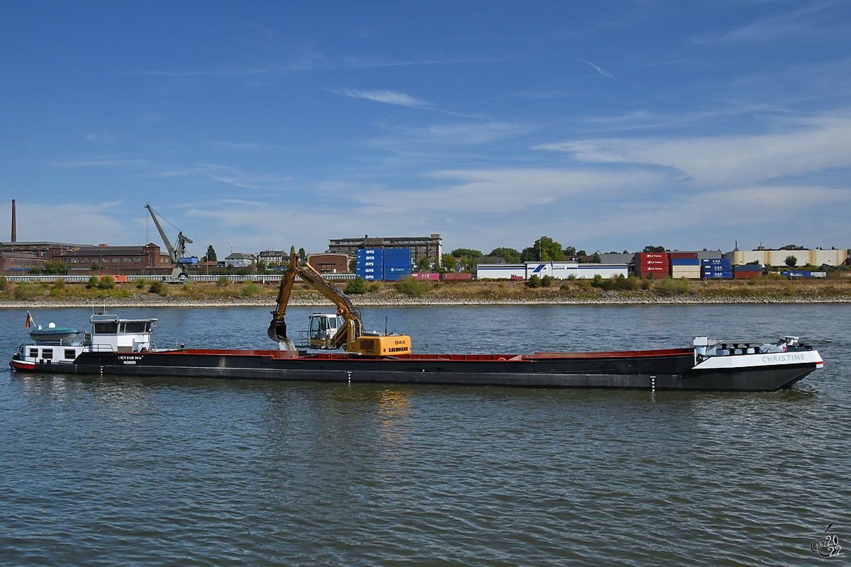 Das Baggerschiff CHRISTINE (ENI: 04200930) hat Ende August 2022 einen Arbeitseinsatz auf dem Rhein bei Duisburg.
