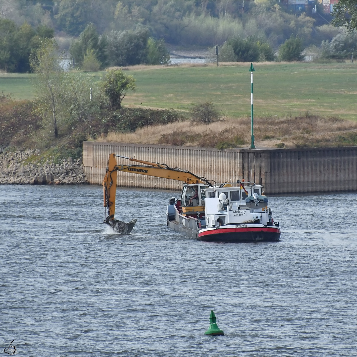 Das Baggerschiff CHRISTINE (ENI: 04200930) hat Ende August 2022 einen Arbeitseinsatz auf dem Rhein bei Duisburg.