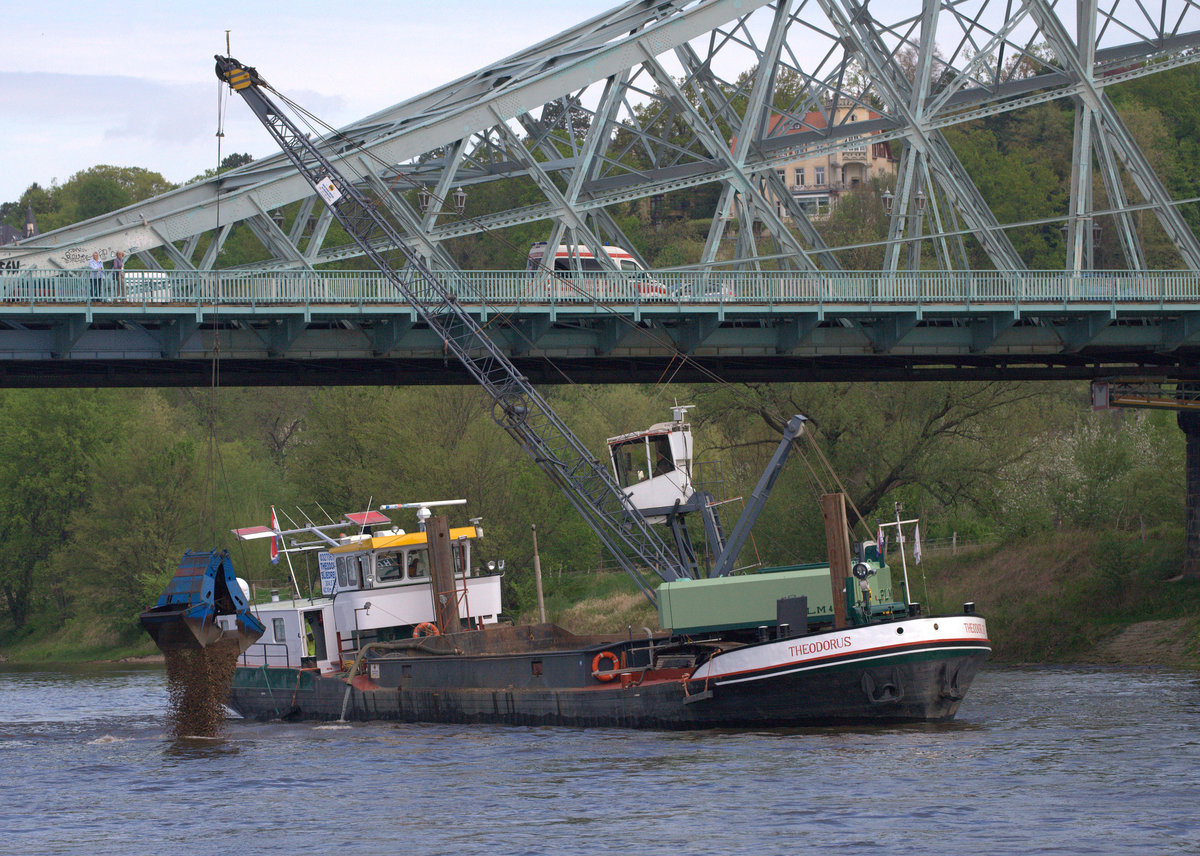 Das Baggerschiff Theodorus beim  Verfüllen  der Elbe. Am   Blauen Wunder   25.04.2018 10:07 Uhr.