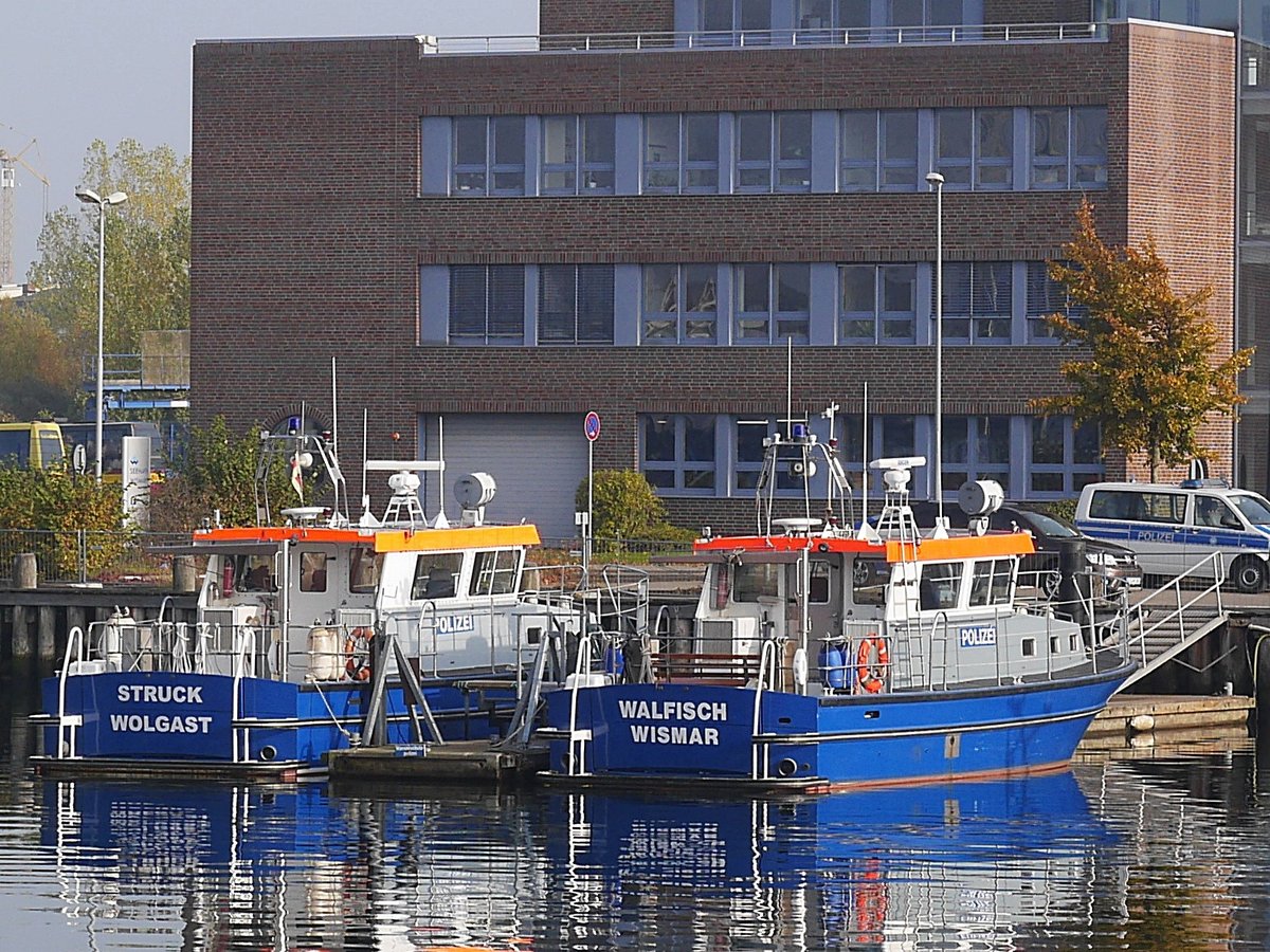 Das baugleiche Polizeiboote STRUCK, Wolgast zu Besuch bei WALFISCH, Wismar; 01.11.2015
