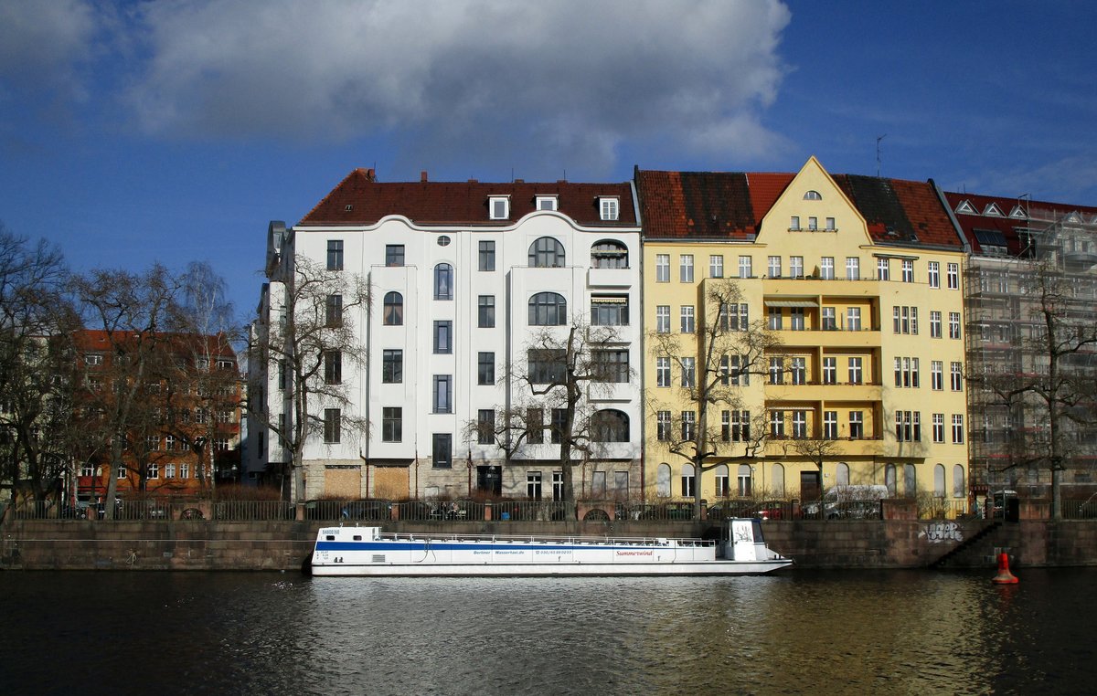 Das Berliner Wassertaxi FGS Summerwind (04800160 , 23,97 x 5,08m) lag am 26.03.2018 am Ufer der Spree in Charlottenburg.