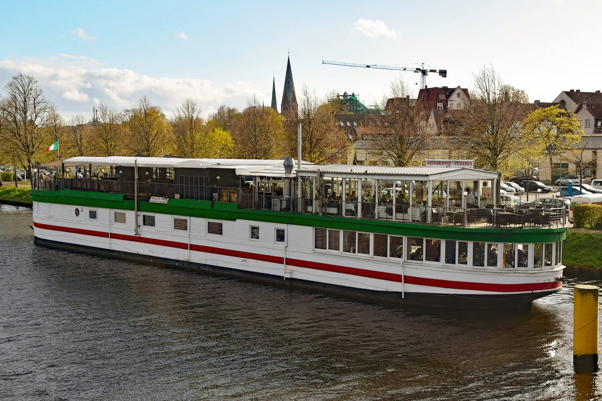 Das Betonschiff RIVERBOAT befindet sich seit den 1950er-Jahren in der Hansestadt Lübeck.Es ist 55 Meter lang und 7,5 Meter breit. Es wurde 1942 von DYWIDAG (Dyckerhoff & Widmann) in Holland gebaut. Dieses Schiff bzw. dieser  Schwimmkörper , wie es korrekt heißen muss, denn es verfügte nie über einen eigenen Antrieb, wurde ausschließlich geschleppt und sollte schweres Kriegsgerät über den Kanal bringen.
Nach Ende des Zweiten Weltkriegs diente es als Auffangstation für Flüchtlinge. 1956 wurde es unter der Lübecker Puppenbrücke vertäut und als Musikschiff (vor allem Jazz) eröffnet. 1978 wurde das Schiff auf die andere Seite des Holstentores, in den Holstenhafen, verbracht und als Diskothek wiedereröffnet. Als nach mehreren Anläufen auch hier der Erfolg langsam ausblieb, wurde das RIVERBOAT ein weiteres Mal verlegt;in den Klughafen (1994). Nach großen Umbau- und Sanierungsmaßnahmen öffnete im April 2007 das  neue  RIVERBOAT, jedoch nicht mehr als Diskothek, sondern als Veranstaltungszentrum. Das Restaurant  Seaside  bietet hier nunmehr  italienische Küche . Aufnahme vom 22.04.2017