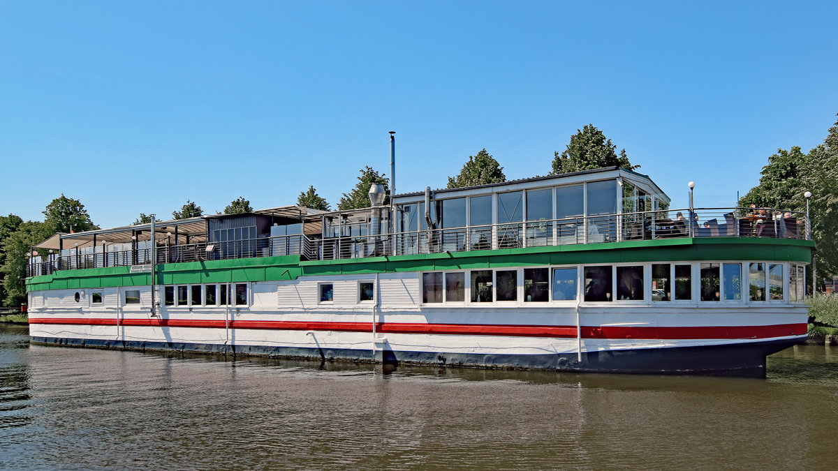 Das Betonschiff RIVERBOAT befindet sich seit den 1950er-Jahren in der Hansestadt Lübeck.Es ist 55 Meter lang und 7,5 Meter breit. Es wurde 1942 von DYWIDAG (Dyckerhoff & Widmann) in Holland gebaut. Dieses Schiff bzw. dieser  Schwimmkörper , wie es korrekt heißen muss, denn es verfügte nie über einen eigenen Antrieb, wurde ausschließlich geschleppt und sollte schweres Kriegsgerät über den Kanal bringen. Nach Ende des Zweiten Weltkriegs diente es als Auffangstation für Flüchtlinge. 1956 wurde es unter der Lübecker Puppenbrücke vertäut und als Musikschiff (vor allem Jazz) eröffnet. 1978 wurde das Schiff auf die andere Seite des Holstentores, in den Holstenhafen, verbracht und als Diskothek wiedereröffnet. Als nach mehreren Anläufen auch hier der Erfolg langsam ausblieb, wurde das RIVERBOAT ein weiteres Mal verlegt;in den Klughafen (1994). Nach großen Umbau- und Sanierungsmaßnahmen öffnete im April 2007 das  neue  RIVERBOAT, jedoch nicht mehr als Diskothek, sondern als Veranstaltungszentrum. Das Restaurant  Seaside  bietet hier nunmehr  italienische Küche . Aufnahme vom 20.5.2018