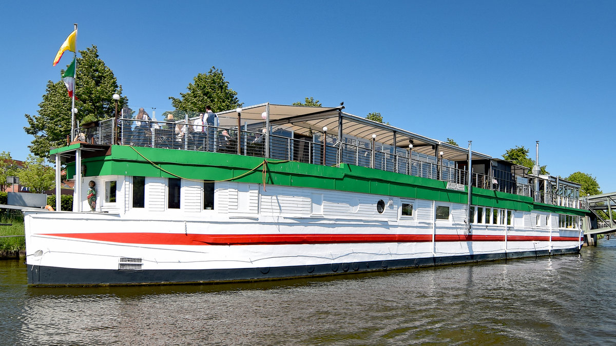 Das Betonschiff RIVERBOAT befindet sich seit den 1950er-Jahren in der Hansestadt Lübeck.Es ist 55 Meter lang und 7,5 Meter breit. Es wurde 1942 von DYWIDAG (Dyckerhoff & Widmann) in Holland gebaut. Dieses Schiff bzw. dieser  Schwimmkörper , wie es korrekt heißen muss, denn es verfügte nie über einen eigenen Antrieb, wurde ausschließlich geschleppt und sollte schweres Kriegsgerät über den Kanal bringen. Nach Ende des Zweiten Weltkriegs diente es als Auffangstation für Flüchtlinge. 1956 wurde es unter der Lübecker Puppenbrücke vertäut und als Musikschiff (vor allem Jazz) eröffnet. 1978 wurde das Schiff auf die andere Seite des Holstentores, in den Holstenhafen, verbracht und als Diskothek wiedereröffnet. Als nach mehreren Anläufen auch hier der Erfolg langsam ausblieb, wurde das RIVERBOAT ein weiteres Mal verlegt;in den Klughafen (1994). Nach großen Umbau- und Sanierungsmaßnahmen öffnete im April 2007 das  neue  RIVERBOAT, jedoch nicht mehr als Diskothek, sondern als Veranstaltungszentrum. Das Restaurant  Seaside  bietet hier nunmehr  italienische Küche . Aufnahme vom 20.5.2018