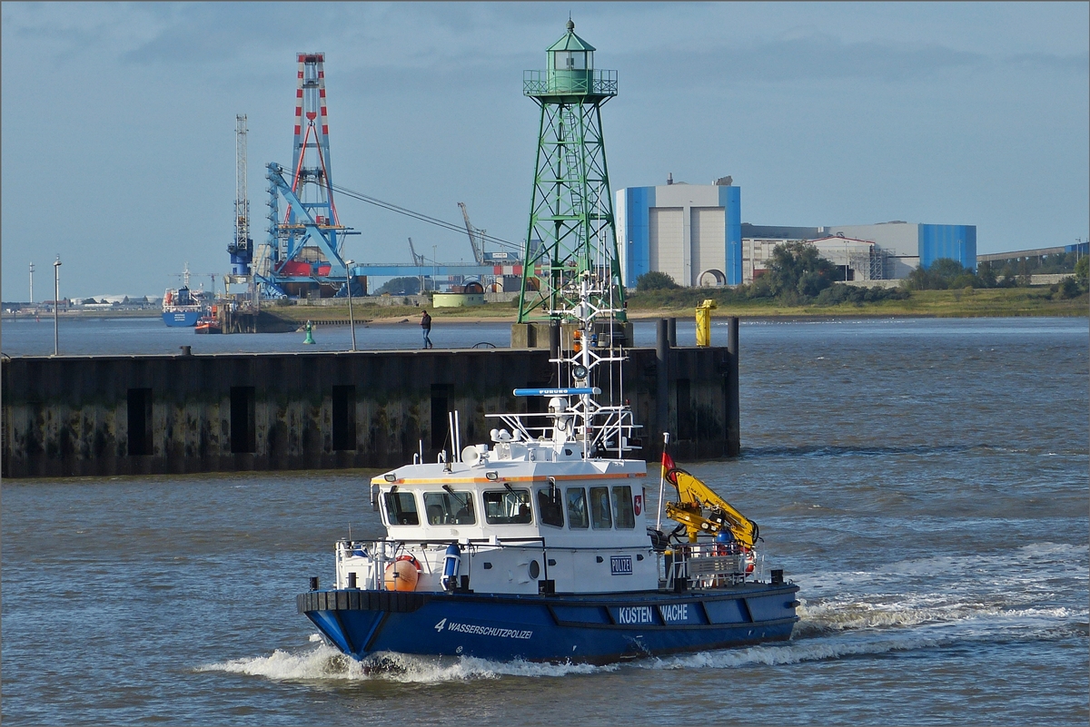 Das Boot „WASSERSCHUTZPOLIZEI 4“ fhrt am Sdmolenfeuer der Geeste in den Geesterhafen nahe Bremerhaven ein. 19.09.2019