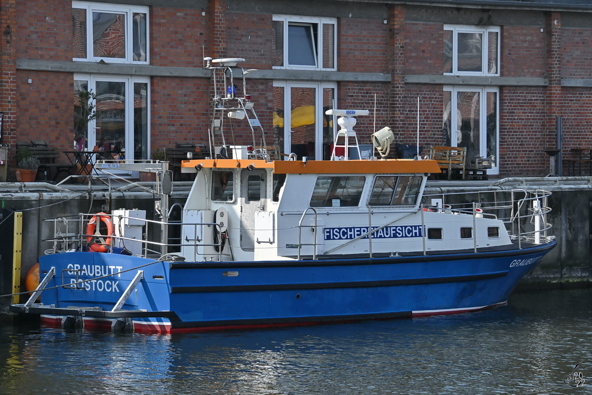 Das Boot GRAUBUTT der Fischereiaufsicht ist hier Ende März 2022 in Wismar zu sehen.