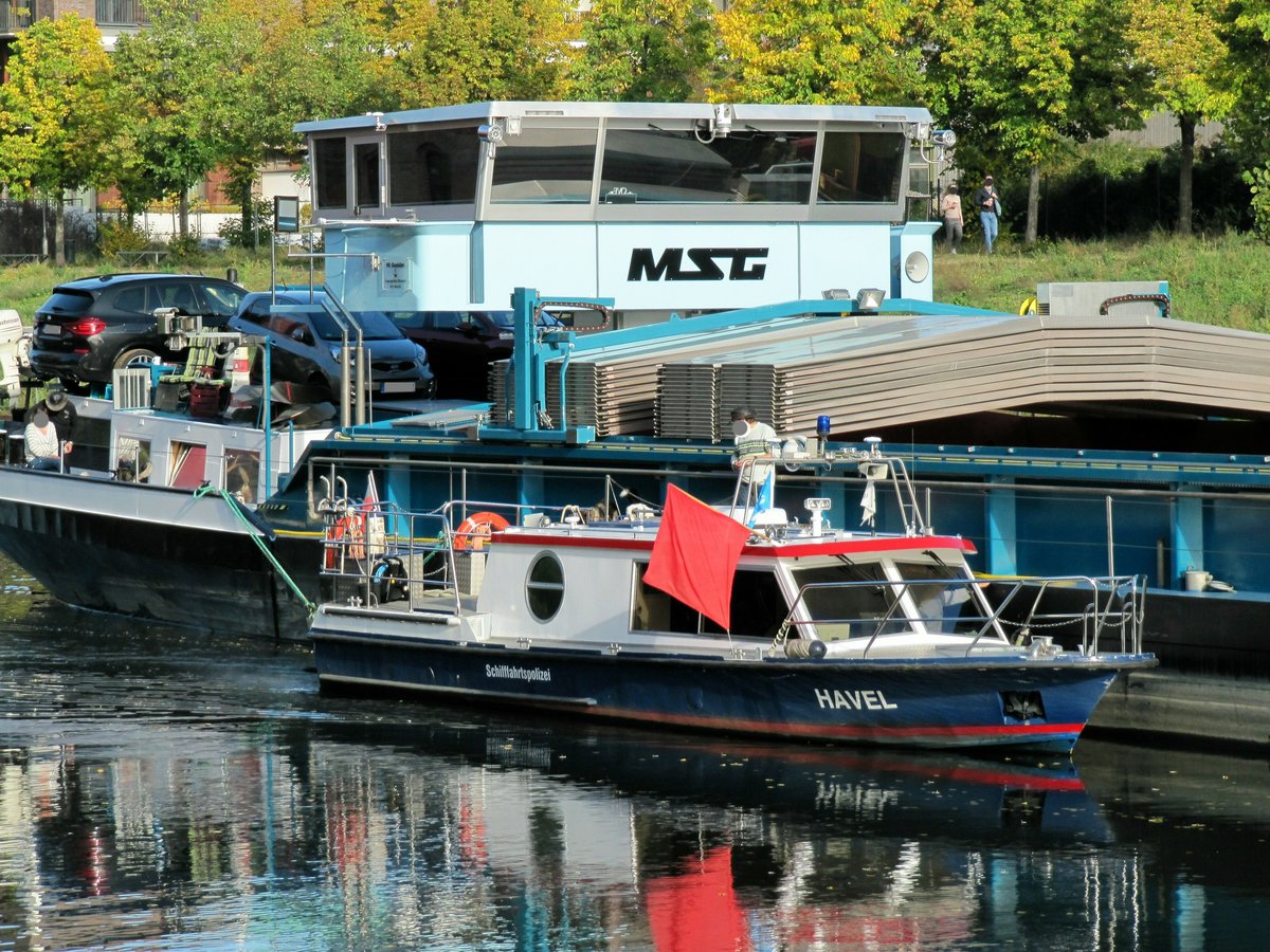 Das Boot  HAVEL  der Schifffahrtspolizei Berlin am 22.10.2020 im Berlin-Spandauer-Schiffahrtskanal am GMS Bandolino (04502460).