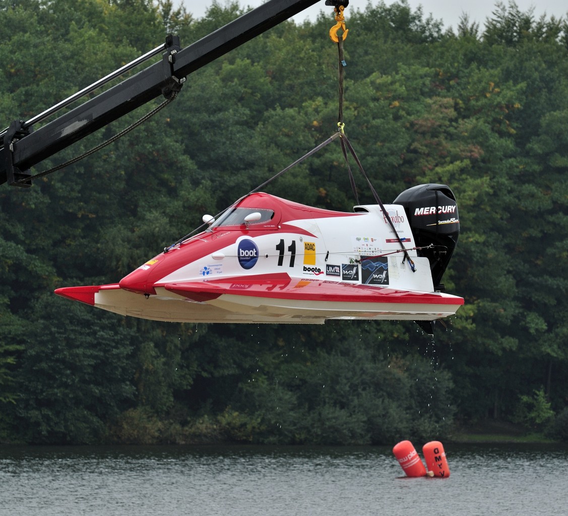 das Boot Nr.: 11 von Edgaras RIABKO, aus LTU - Kaunas
wird aus dem Wasser gehoben, beim ADAC Motorbootrennen in Drenam 05. Oktober 2013