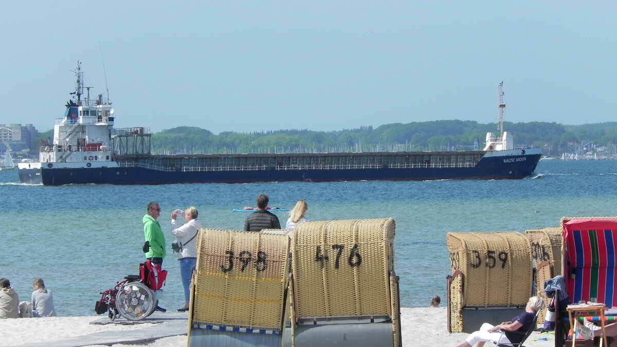 Das britische Frachtschiff  BALTIC MOON , IMO 9195729, beheimatet auf der Isle of man, am 27.05.23 in der Kieler Förde vor Laboe. 