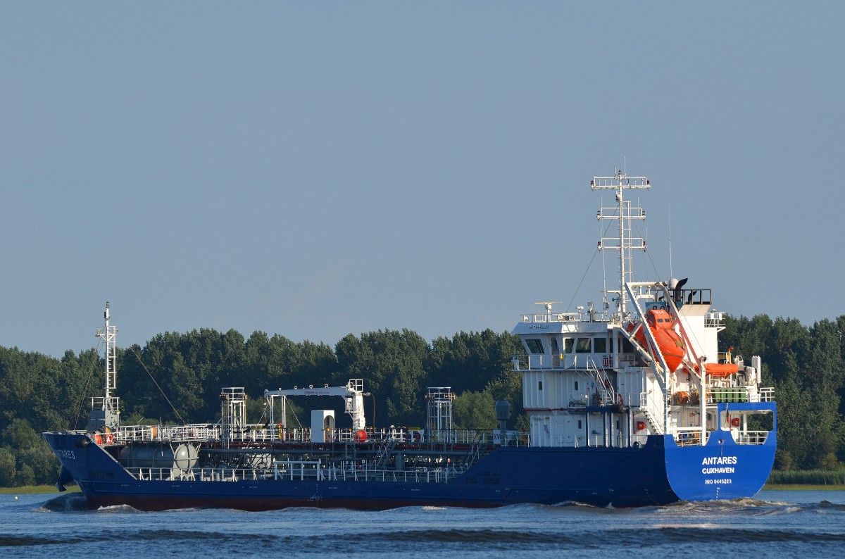 Das Bunkerboot Antares IMO-Nummer:9449223 Flagge:Deutschland Lnge:79.0m Breite:12.0m Baujahr:2012 Bauwerft:Selay Ship Construction,Istanbul Trkei passiert einlaufend nach Hamburg Schulau Wedel am 11.08.13