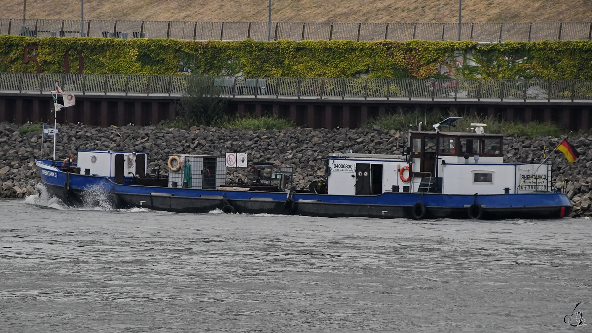 Das Bunkerboot Rheintank 3 (ENI: 04006830) ist auf dem Rhein unterwegs. (Duisburg, August 2022)