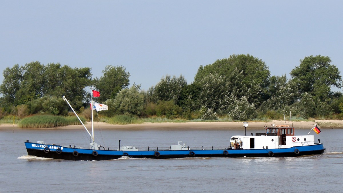 Das Bunkerschiff Hillrich Arnold am 15.08.2013 auf der Weser in Richtung Brake.