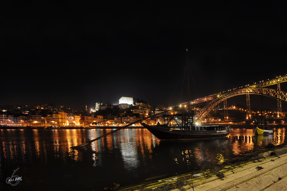 Das  Cais de Gaia  mit den Rabelo-Booten zum Transport von Weinfässern bei Nacht (Porto, Mai 2013) 