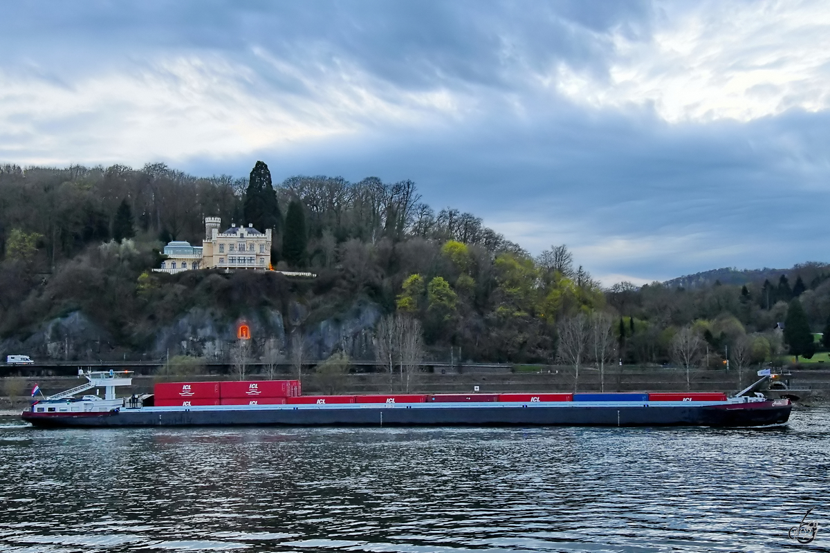 Das Containerschiff ANDA (ENI: 02332439) ist auf dem Rhein unterwegs. (Unkel, April 2021)