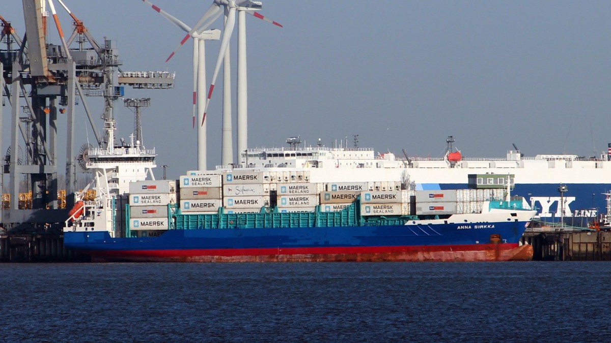 Das Containerschiff Anna Sirkka am 13.11.2013 im Hafen von Bremerhaven.