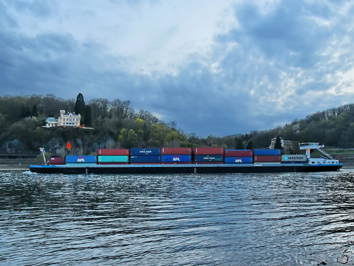 Das Containerschiff FREIENSTEIN (ENI:02333677) ist auf dem Rhein unterwegs. (Unkel, April 2021)