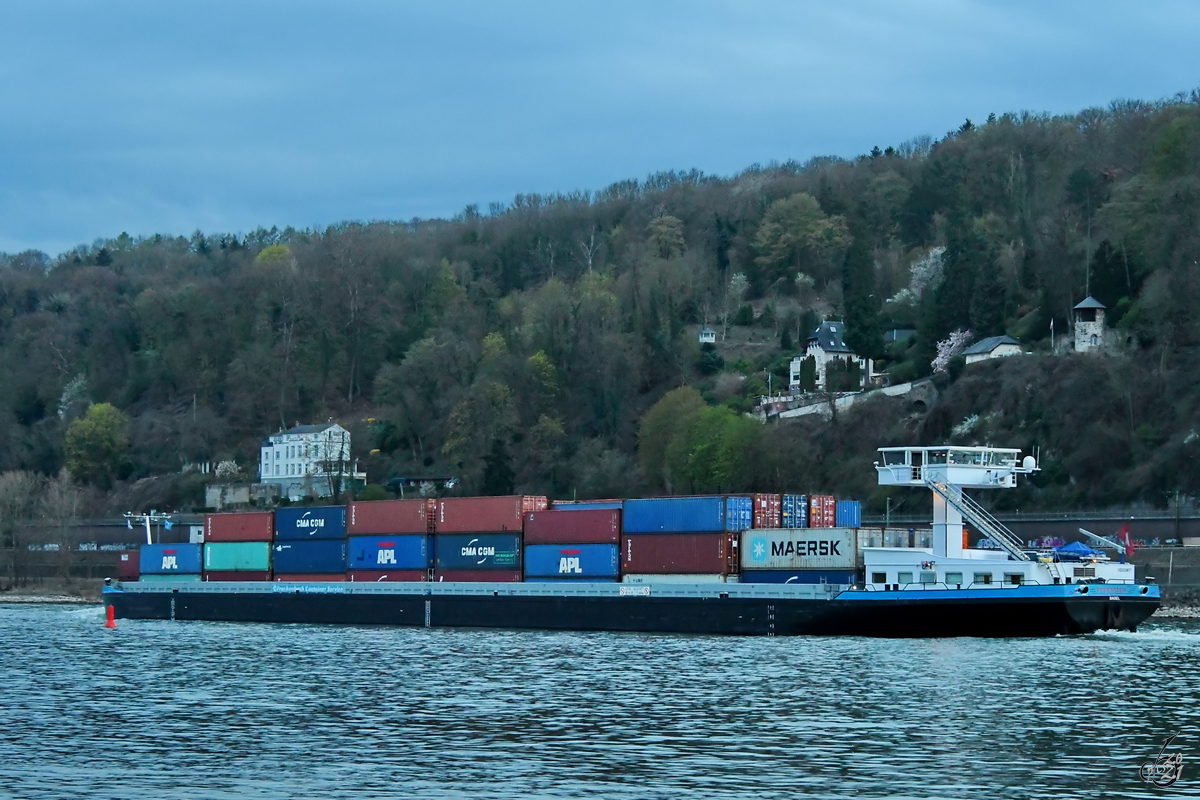Das Containerschiff FREIENSTEIN (ENI:02333677) ist auf dem Rhein unterwegs. (Unkel, April 2021)
