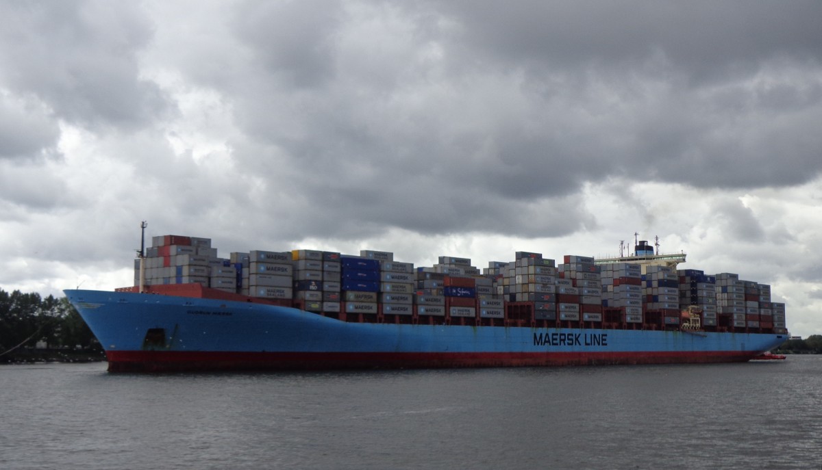 Das Containerschiff Gudrun Maersk (367 m lang,Baujahr 2005) am 15.09.13 bei der Einfahrt
in den Hamburger Hafen.