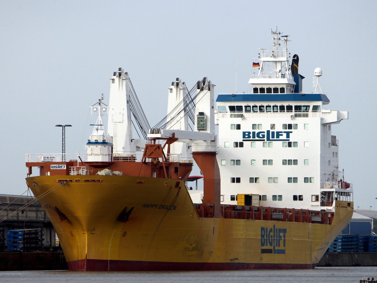 Das Containerschiff Happy Dragon am 16.11.2013 im Hafen von Bremerhaven.