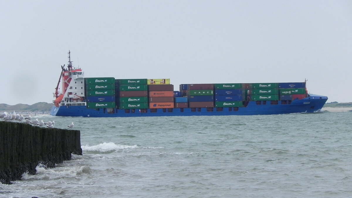 Das Containerschiff  MIRROR , IMO 9328041, am 22.07.22 in der Scheldemündung vor Breskens. Das Schiff befindet sich im Mehrheitsbesitz der Ernst Russ AG und fährt unter der Flagge Portugals, der Heimathafen ist Madeira.