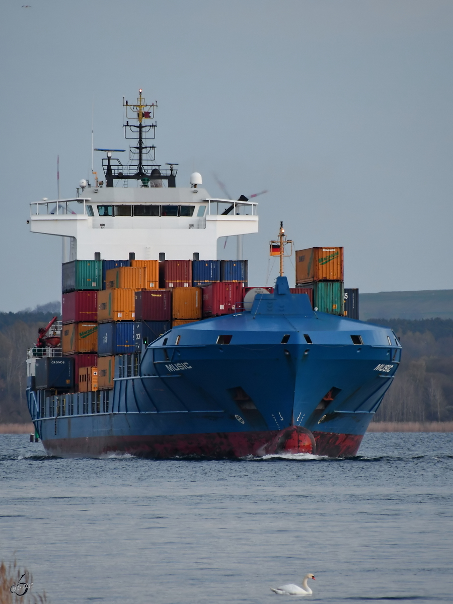 Das Containerschiff Music (IMO: 9328053) auf dem Weg zur Ostsee. (Travemünde, April 2019)