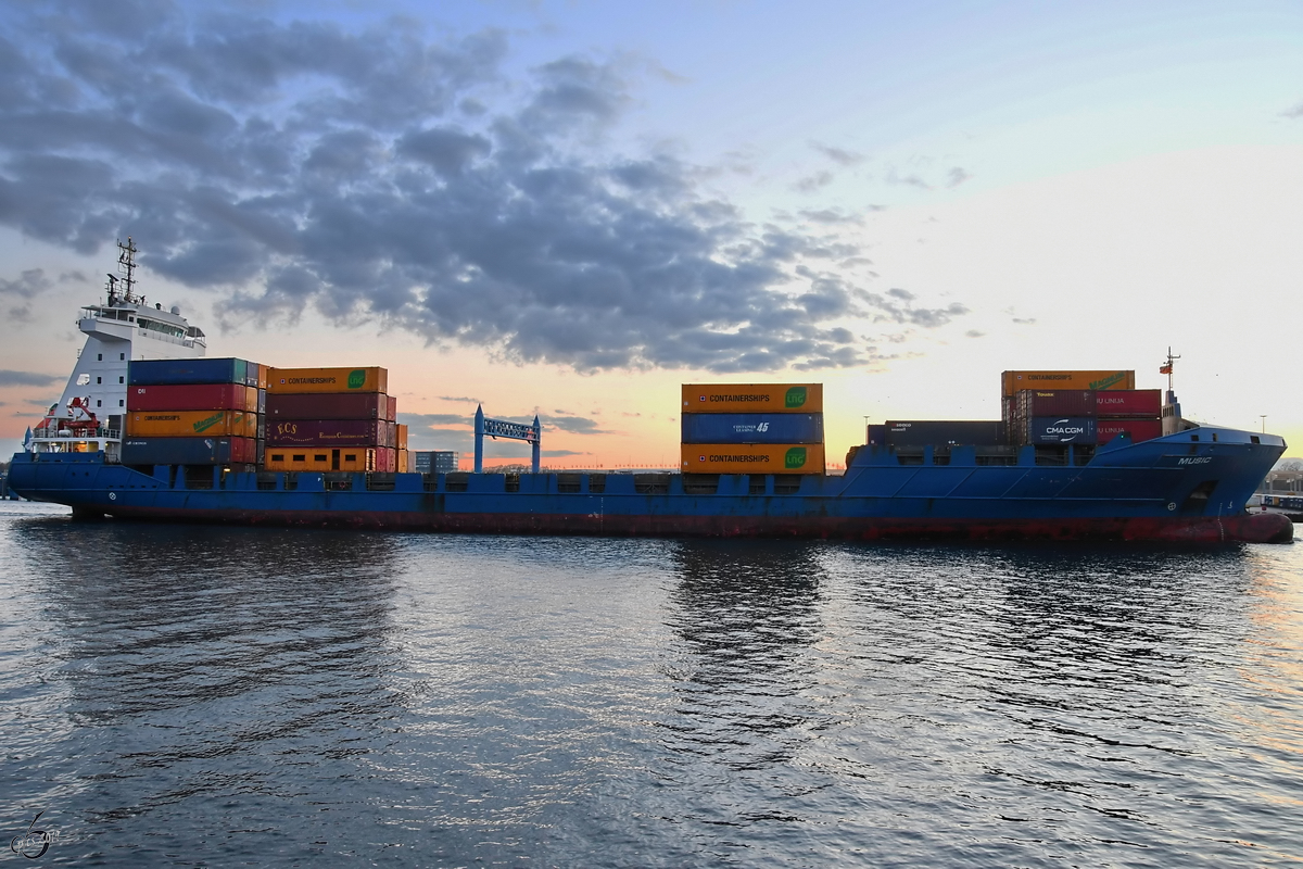 Das Containerschiff Music (IMO: 9328053) auf dem Weg zur Ostsee. (Travemünde, April 2019)