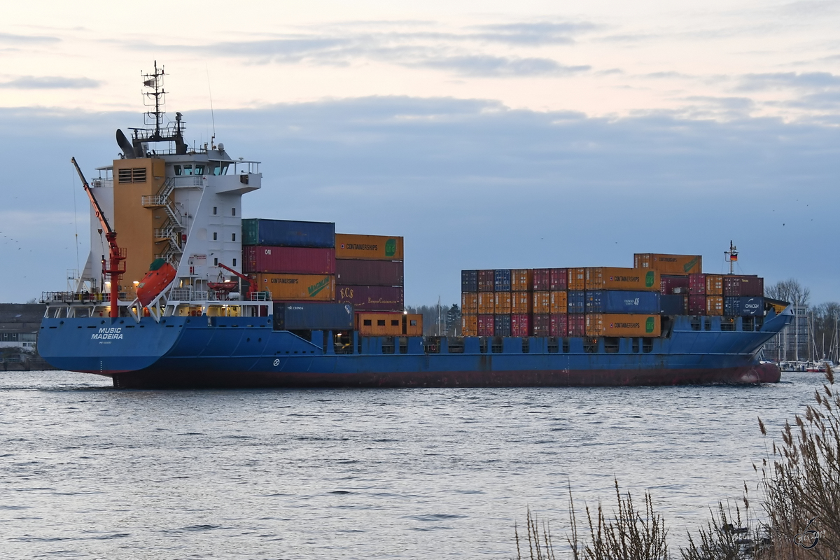 Das Containerschiff Music (IMO: 9328053) auf dem Weg zur Ostsee. (Travemünde, April 2019)