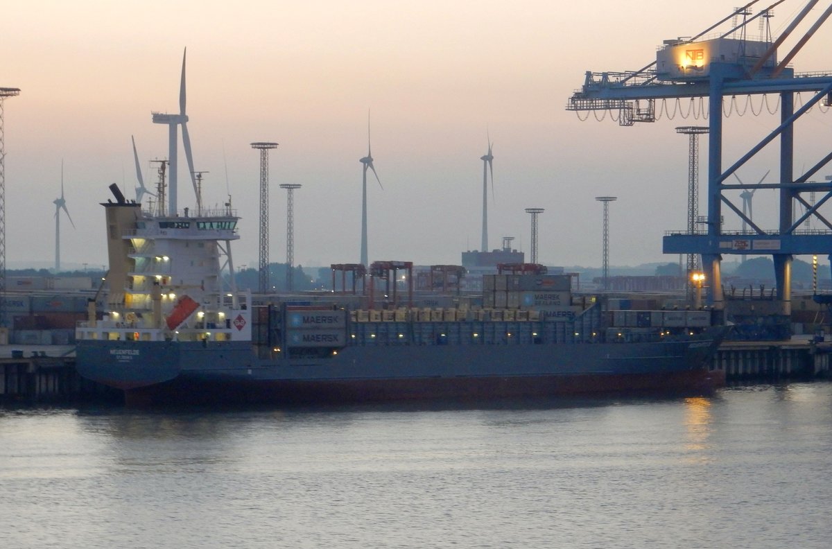 Das Containerschiff Neuenfelde am Morgen des 10.09.16 in Bremerhaven