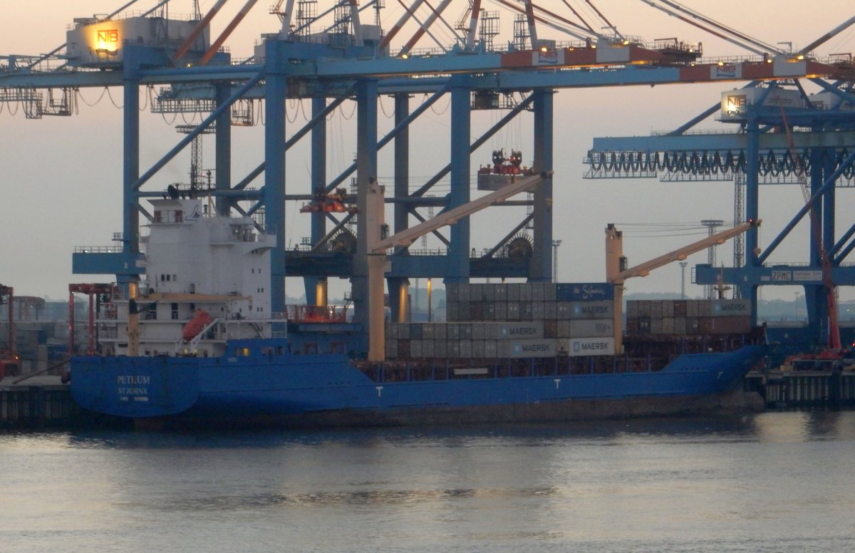Das Containerschiff Petkum am 10.09.16 in Bremerhaven