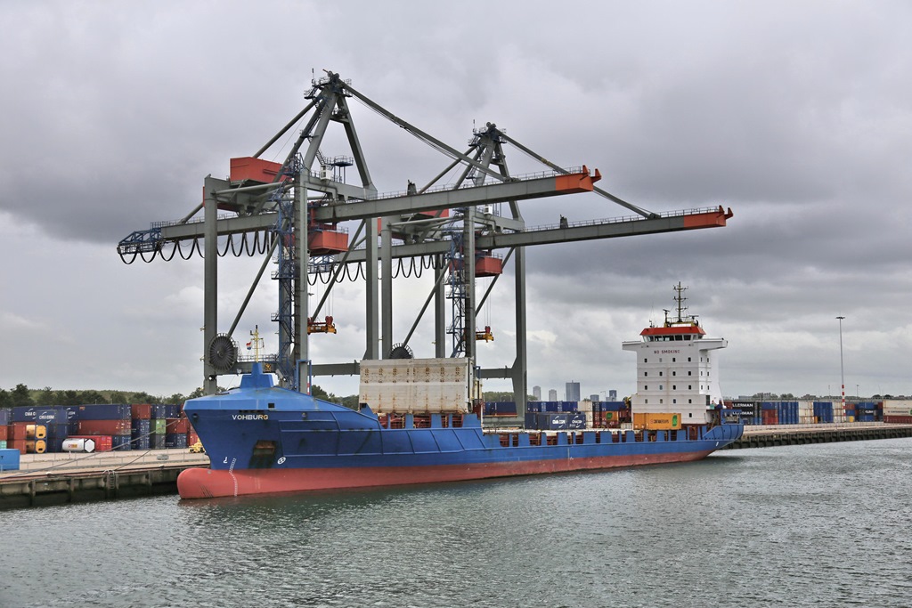 Das Containerschiff VOHBURG lag am 5.10.2023 am Ladekai im Rotterdamer Hafen.